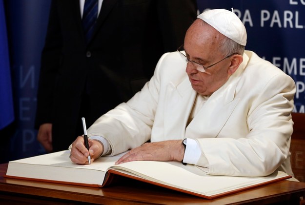 Papież zasugerował, aby wszystkie procesy kanoniczne w sprawie orzekania nieważności małżeństwa były bezpłatne /Christophe Karaba /PAP/EPA