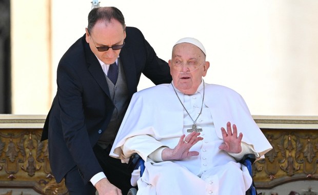 Papież znowu zaskoczył. Pojawił się w niecodziennym stroju