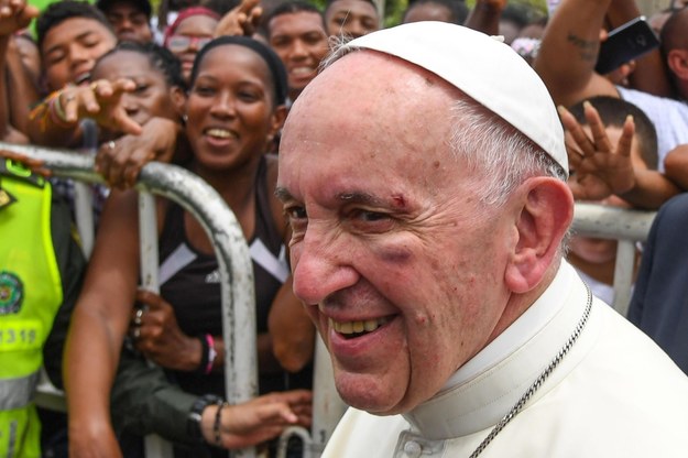 Papieżowi Franciszkowi udzielono natychmiast pomocy. /ALESSANDRO DI MEO    /PAP/EPA