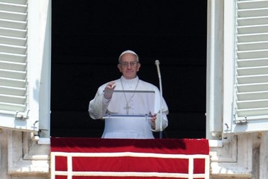 Papieży łączą bliskie więzy. Franciszek dzwoni regularnie