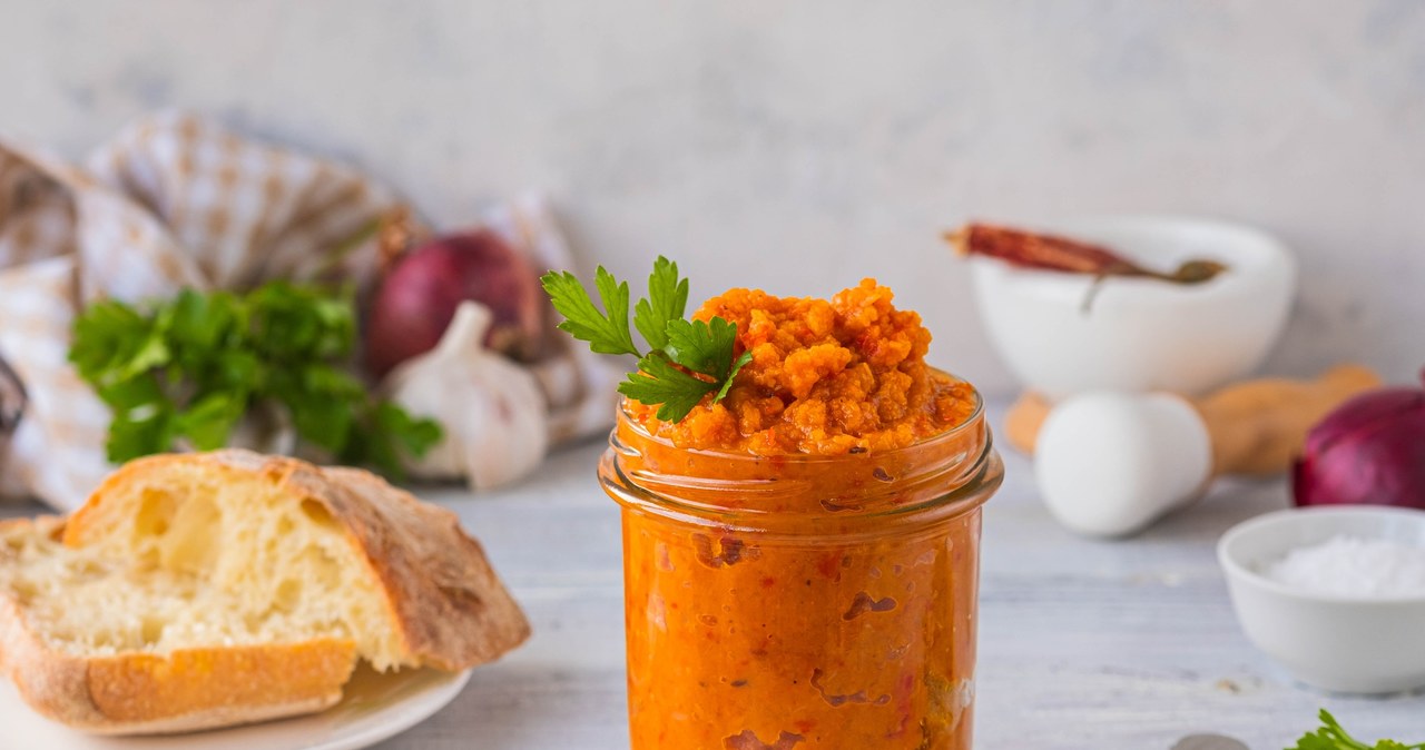 Paprykowa pasta kanapkowa to pomysł na zdrowe śniadanie lub kolację /natallyanaumava /123RF/PICSEL
