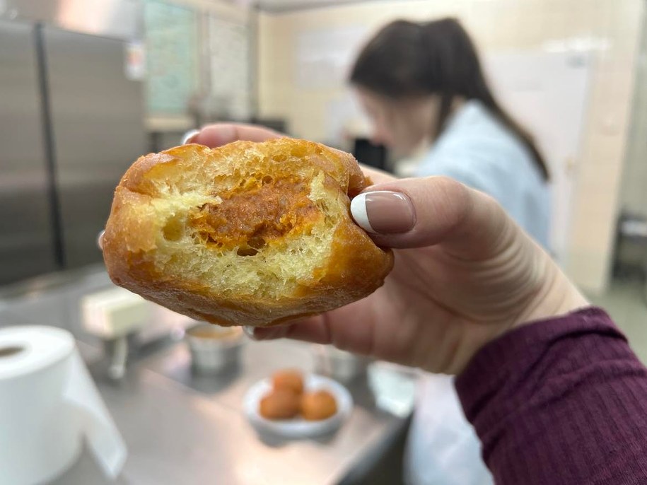 Paprypączek to pączek nadziany paprykarzem. /Aneta Łuczkowska /RMF FM - reporter