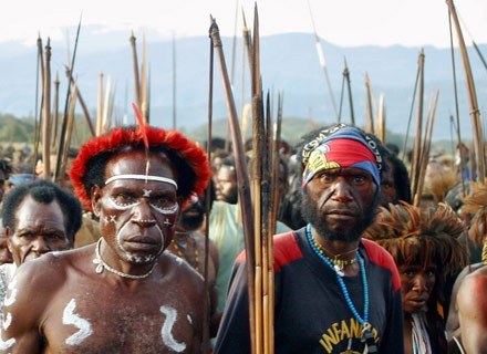 Papuascy mężczyźni-wojownicy - zdjęcie ilustracyjne, nie związane z opisaną sprawą /AFP