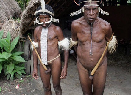 Papuasi w tradycyjnych kotekach. Kurulu, 22 listopada 2008 /AFP