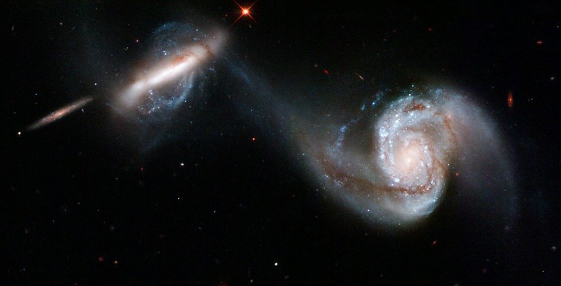 Para galaktyk (NGC 3808 i NGC 3808A) oraz strumień gwiazd i gazu pomiędzy nimi /materiały prasowe