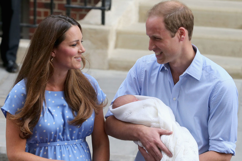 Para książęca z małym księciem tuż po wyjściu ze szpitala /Getty Images