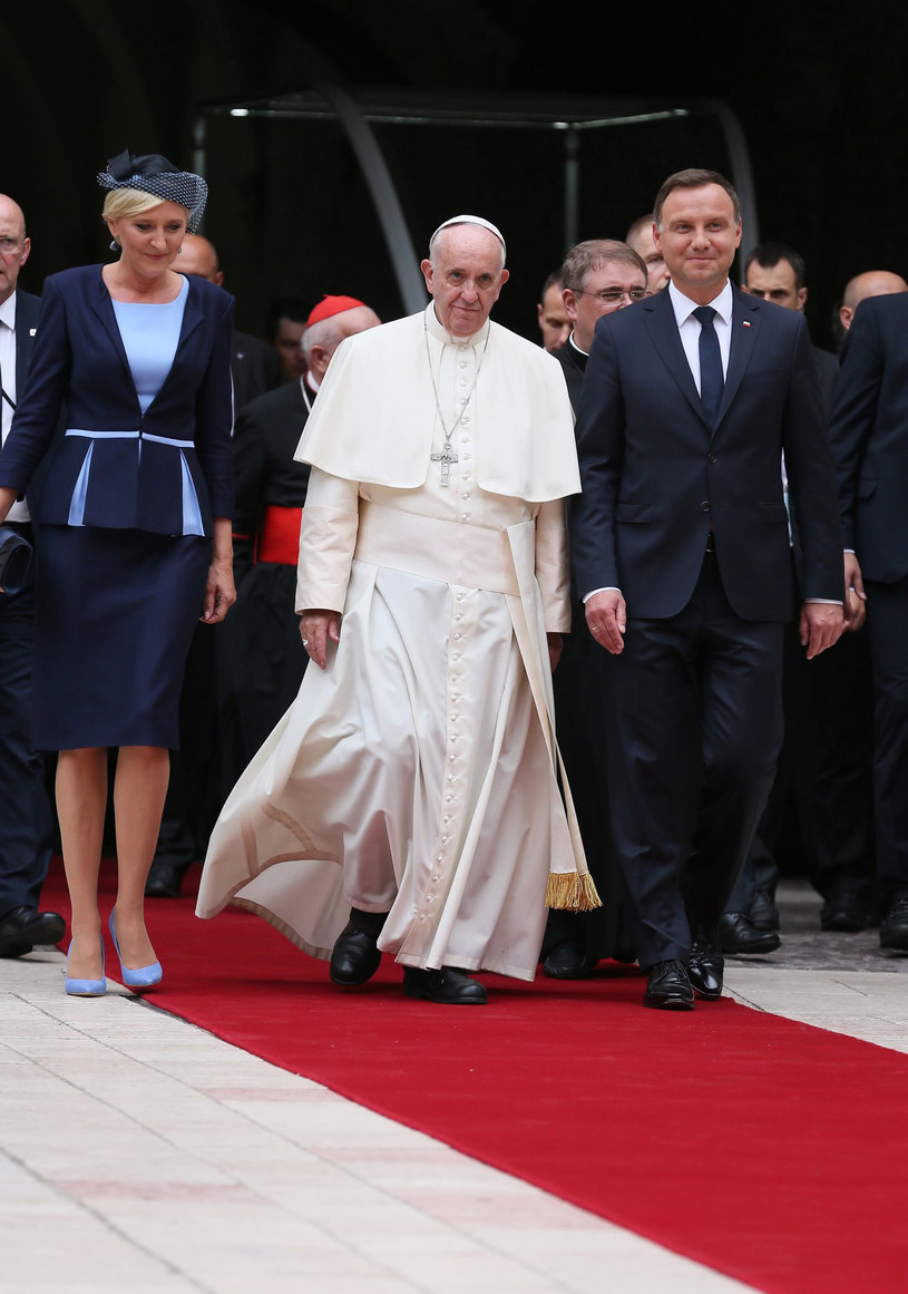 Para prezydencka powitała papieża Franciszka /Gałązka /East News