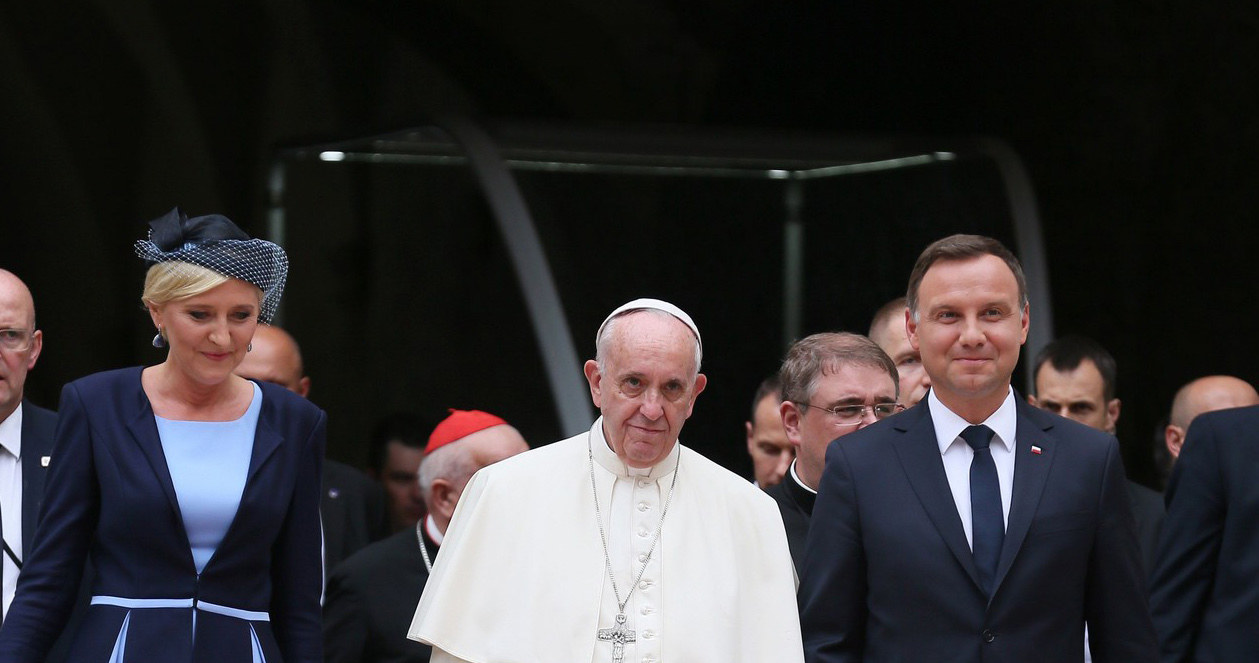 Para prezydencka powitała papieża Franciszka /Gałązka /East News