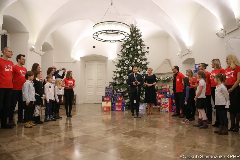Para prezydencka przekazała prezenty w ramach akcji "Szlachetna Paczka" /Jakub Szymczuk/KPRP/prezydent.pl /
