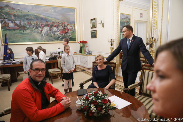 Para prezydencka przekazała prezenty w ramach akcji "Szlachetna Paczka" /Jakub Szymczuk/KPRP/prezydent.pl /