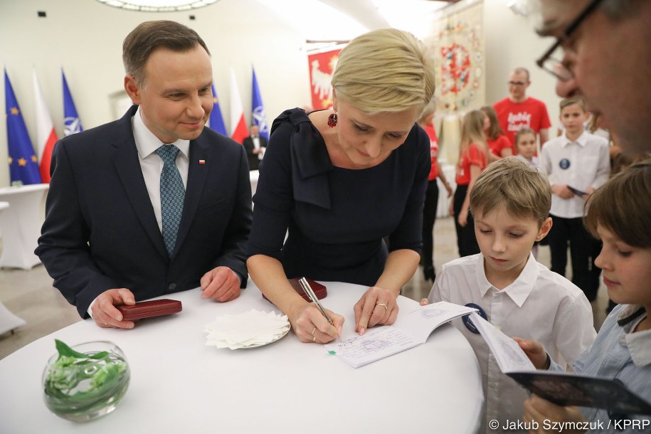Para prezydencka przekazała prezenty w ramach akcji "Szlachetna Paczka" /Jakub Szymczuk/KPRP/prezydent.pl /