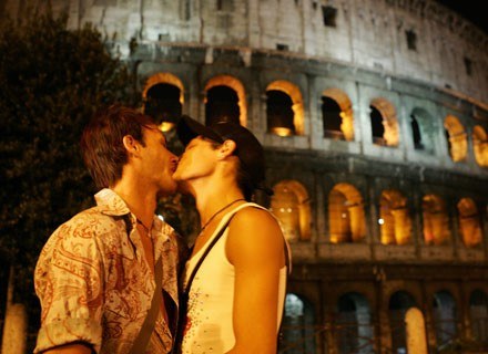 Para włoskich gejów całuje się przed Koloseum /AFP