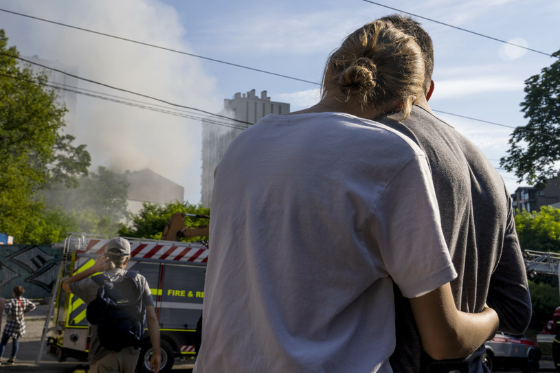 Para z Kijowa obserwuje niedzielny atak na ich miasto /AP/Associated Press /East News