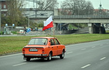Parada aut z epoki PRL na ulicach Szczecina