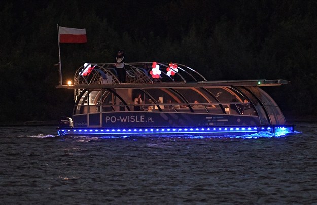 Parada biało-czerwonych statków i łodzi na Wiśle w ramach Święta Wisły w 2018 roku / 	Marcin Obara  /PAP