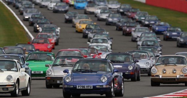 Parada Porsche 911 na torze Silverstone, 28 lipca 2013 r. /Porsche