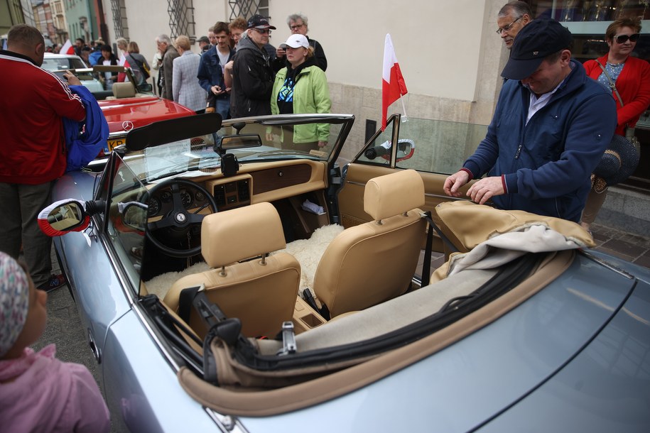 Parada zabytkowych autobusów i samochodów w Krakowie /Łukasz Gągulski /PAP /PAP