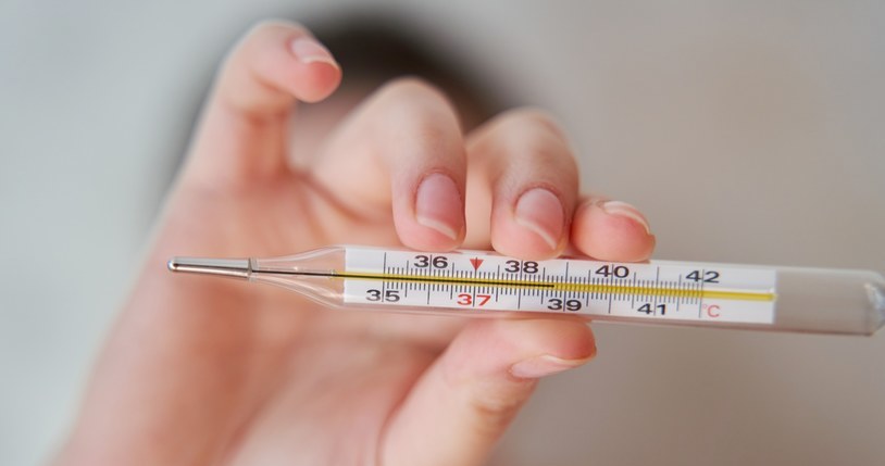 Paragrypa może objawiać się tylko gorączką, a może przybrać formę bardzo groźnej infekcji płuc /123RF/PICSEL