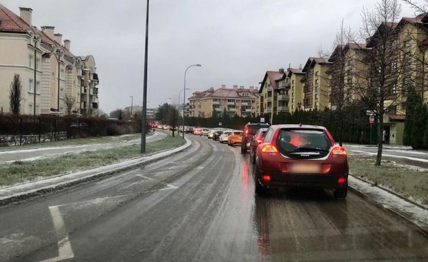 Paraliż drogowy w Olsztynie. Ślisko na ulicach i chodnikach