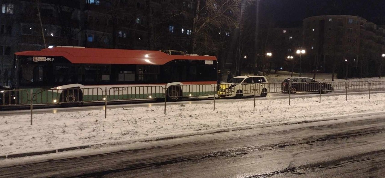 Paraliż komunikacyjny w Lublinie. "Droga wygląda jak lodowisko"