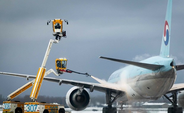 Paraliż w Holandii. Loty odwołane, chaos na kolei i drogach, zamknięte szkoły