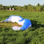 Paralotniarka podczas lądowania uderzyła w zaparkowane auto