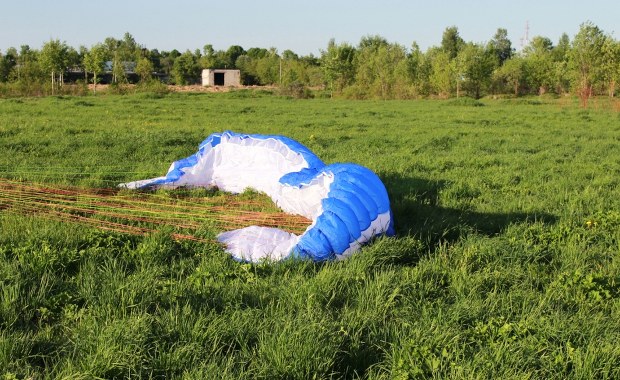 Paralotniarka podczas lądowania uderzyła w zaparkowane auto