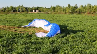 Paralotniarka podczas lądowania uderzyła w zaparkowane auto