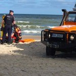 Paralotniarz spadł na plażę niedaleko Ustki. Lądował śmigłowiec LPR 