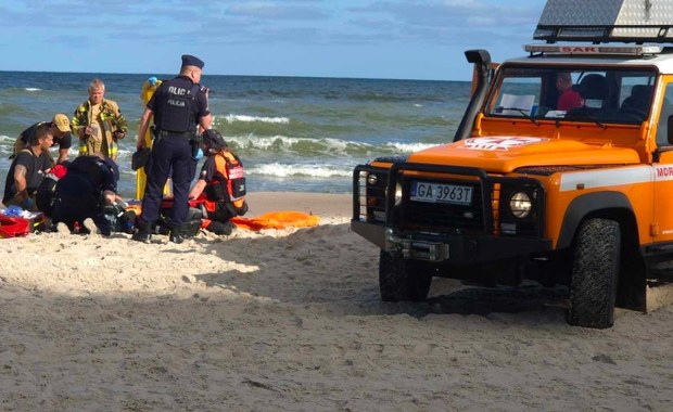 Paralotniarz spadł na plażę niedaleko Ustki. Lądował śmigłowiec LPR 