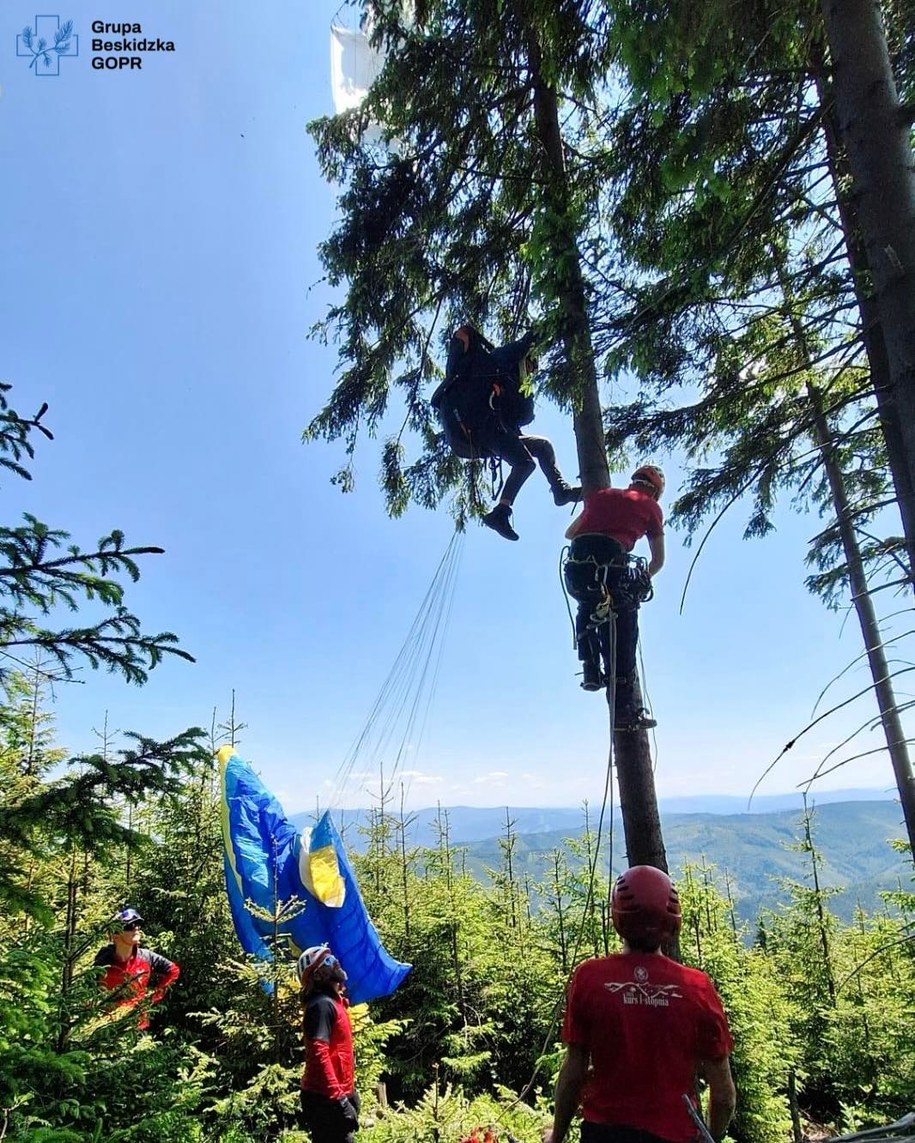 Paralotniarz utknął na drzewie, fot. GOPR Beskidy /Facebook