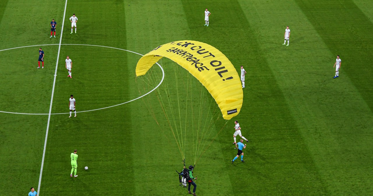 Paralotniarz wylądował na murawie... /Getty Images