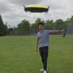 Parasol, który nie wymaga trzymania i podąża za tobą jak cień