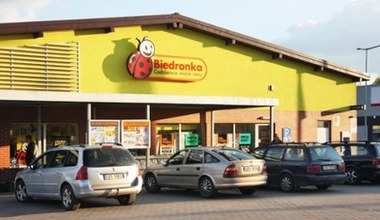 Parasol ogrodowy za niecałe 100 zł w Biedronce! Ta okazja cenowa na lato może zyskać fanów!
