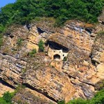 Parigala: Tajemniczy zamek wykuty w pionowym zboczu góry