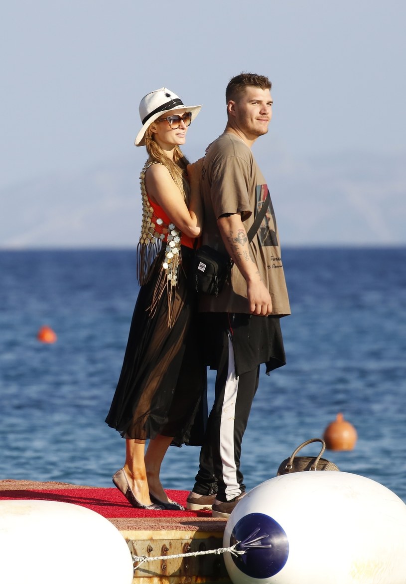 Paris Hilton i Chris Zylka na Mykonos /Agencja FORUM