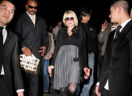 Paris Hilton w otoczeniu ochroniarzy, lipiec 2007 /Getty Images/Flash Press Media