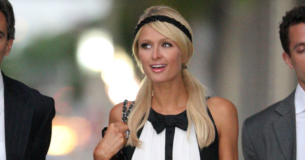 Paris Hilton wychodzi z sądu &nbsp; /Splashnews