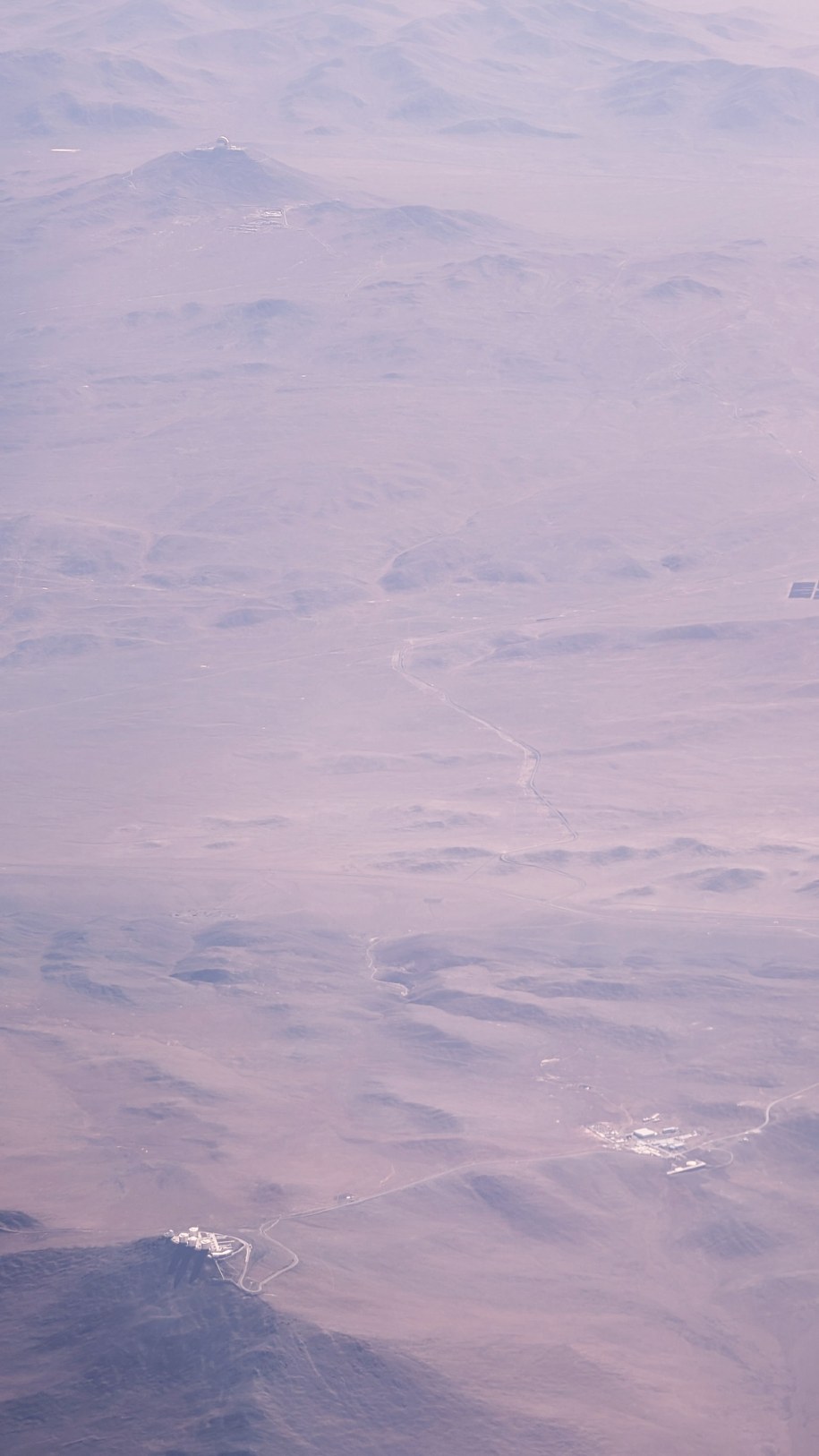 "Park astronomiczny" Paranal. Na dole obserwatorium Paranal i system teleskopów VLT. U góry Cerro Armazones z budowanym na szczycie teleskopem ELT /Fot. Grzegorz Jasiński /RMF FM