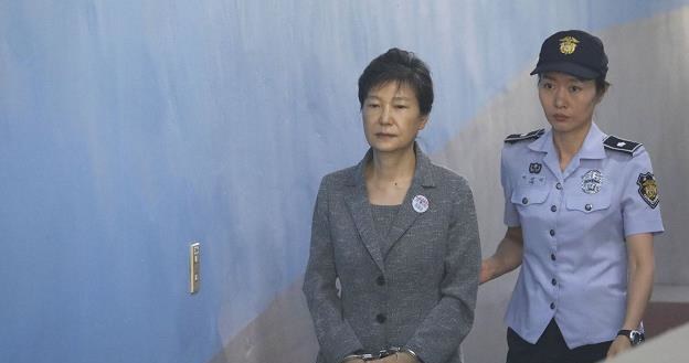 Park Geun Hie (L), b. prezydent Korei Płd /AFP