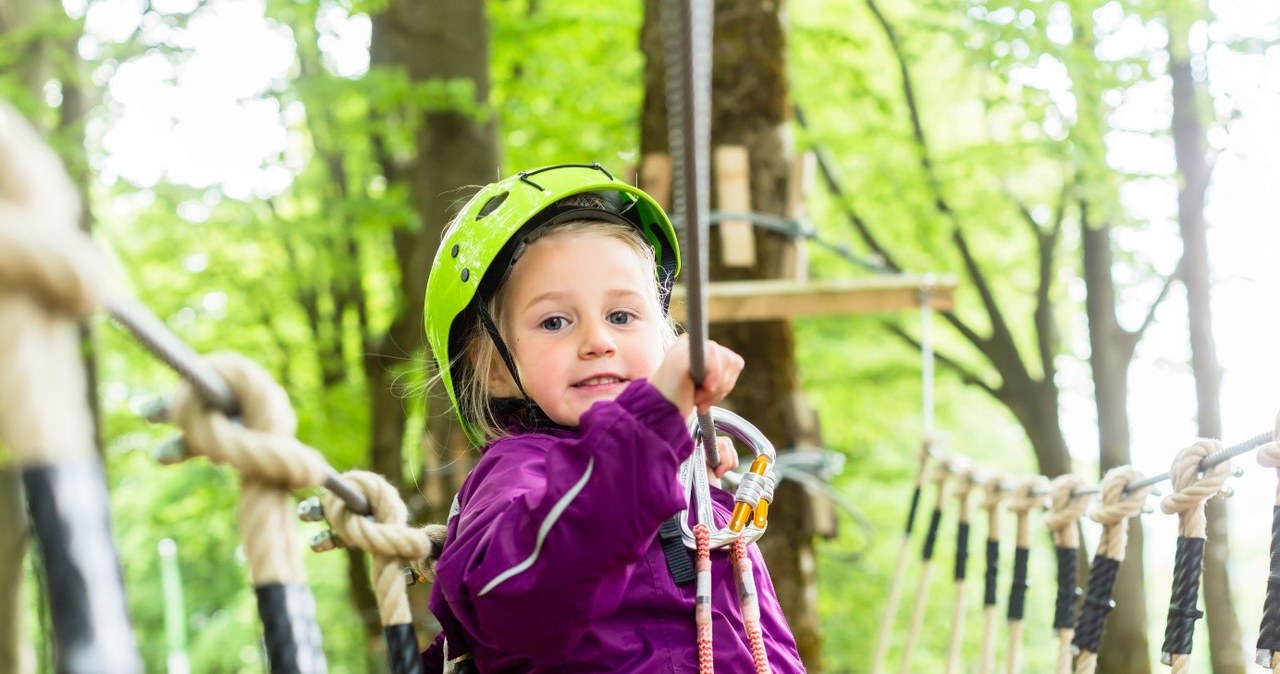 Park linowy uczy dzieci cierpliwości, czujności, a także odwagi /123RF/PICSEL