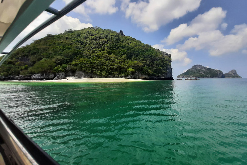 Park Narodowy Ang Thong to archipelag 42 wysp kuszących uroczymi plażami i bujną przyrodą /Iza Grelowska /Styl.pl