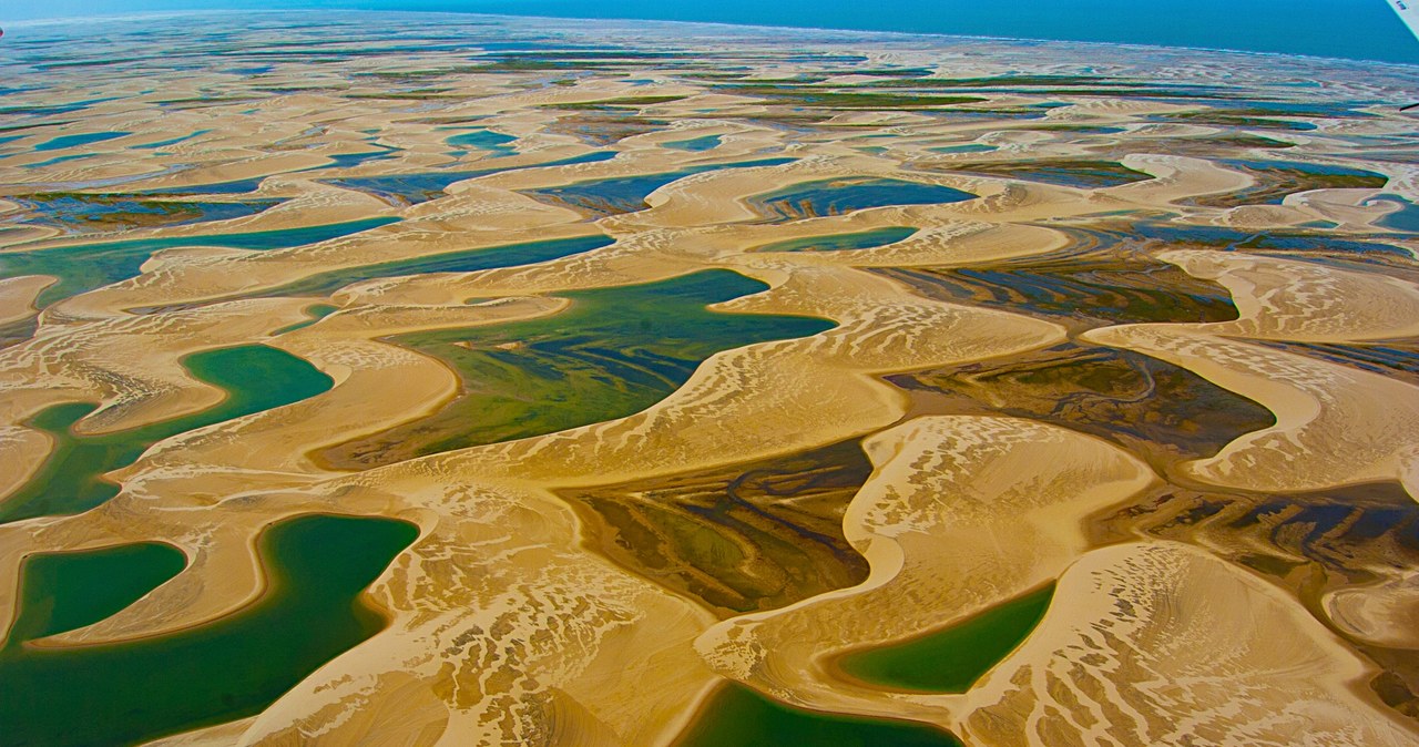 Park Narodowy Lençois Maranhenses to nie tylko piękne widoki. Miejsce to uznaje się za jedno z najlepszych na świecie do uprawiania kitesurfingu, można tu też pływać. /Cristiano Quintino, CC BY-SA 3.0 /Wikimedia