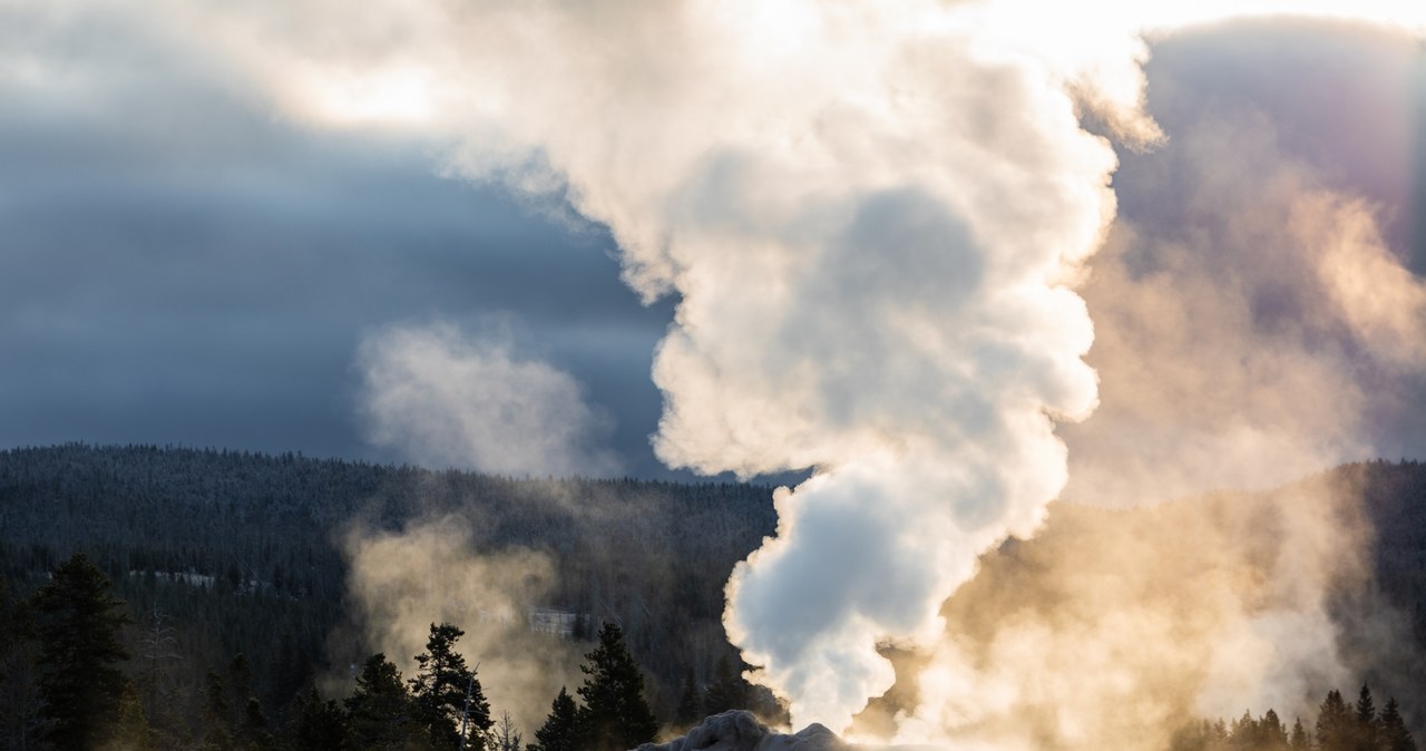 Park Narodowy Yellowstone znany jest z gejzerów. Jednak ta aktywność nie zagraża erupcją. /123RF/PICSEL