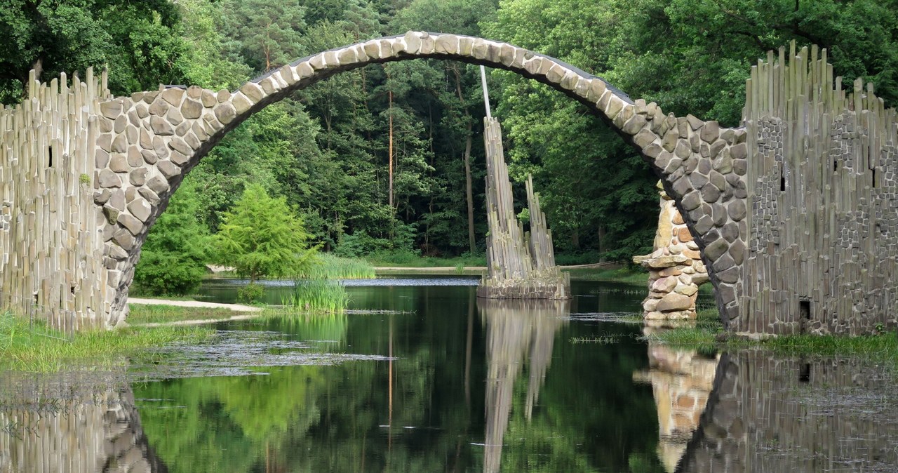 Park Rododendronów Kromlau został odrestaurowany w 1960 roku. Dziś zachwyca pięknymi widokami i roślinnością /Adrian Slazok/REPORTER /East News