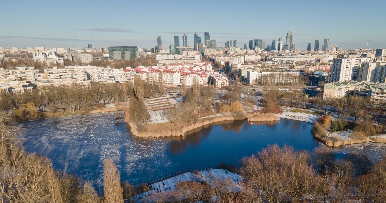 Park Szczęśliwicki to dobre miejsce do spędzenia wolnego czasu podczas ferii zimowych w stolicy. Jakie atrakcje oferuje? /East News