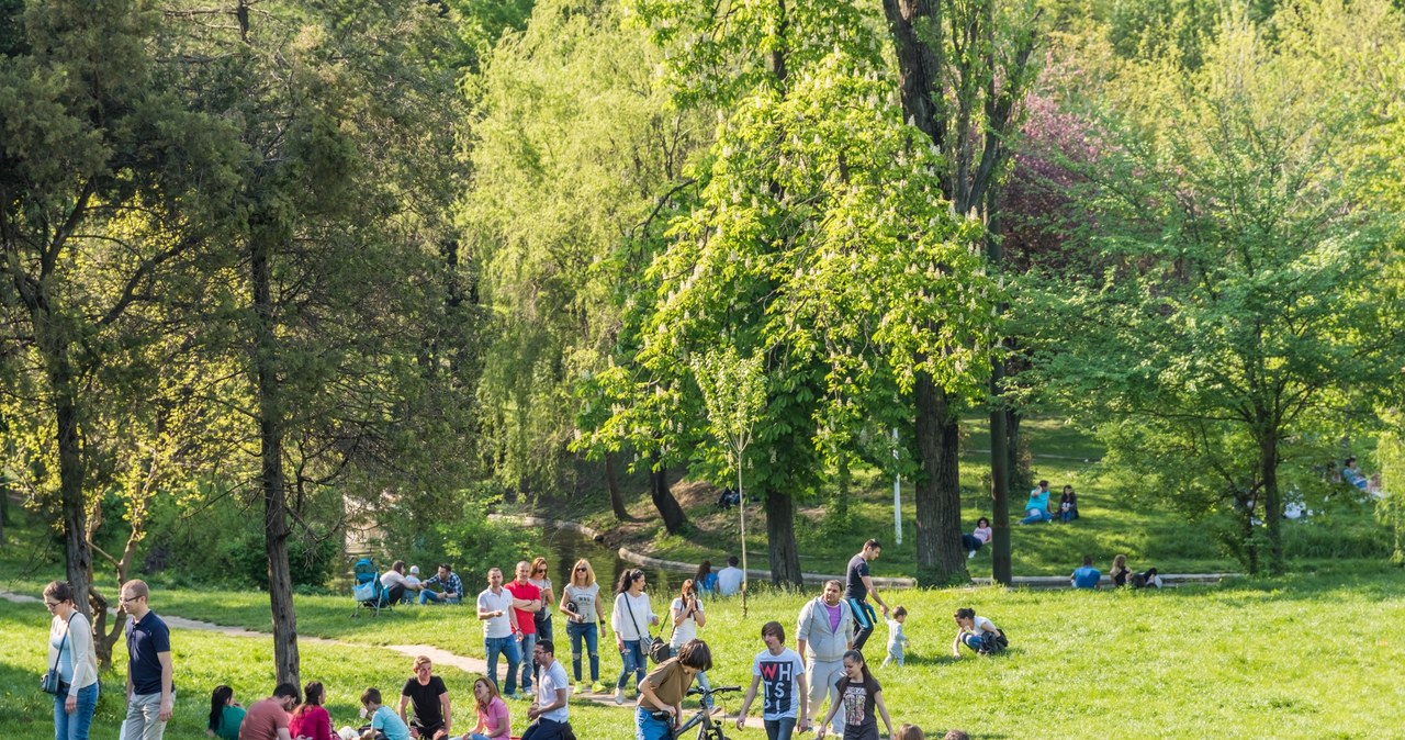 Park zdrojowy przyciąga wielu turystów i kuracjuszy /123RF/PICSEL