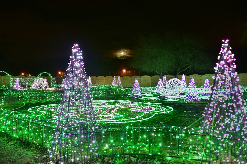 Parki iluminacji, nazywane również ogrodami świateł to niezwykłe miejsca /Albin Marciniak/East News /East News
