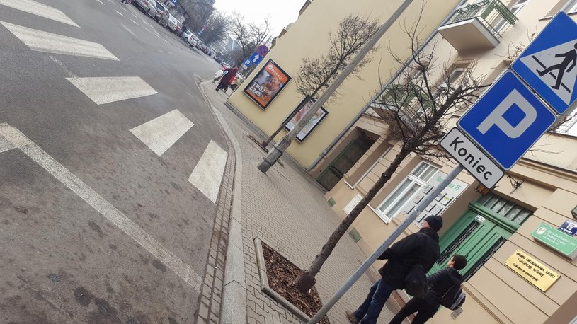 Parking kończy się niemal na równi z przejściem /INTERIA.PL