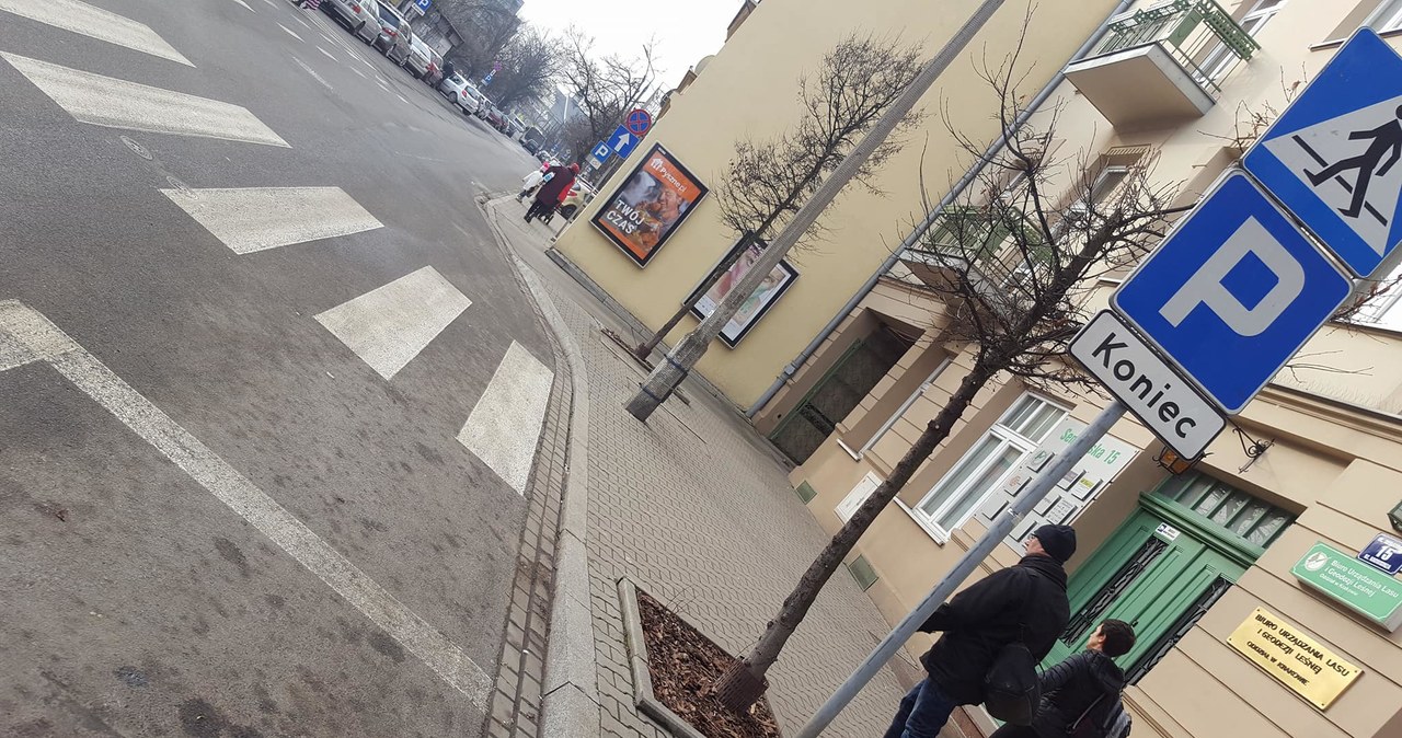 Parking kończy się niemal na równi z przejściem /INTERIA.PL